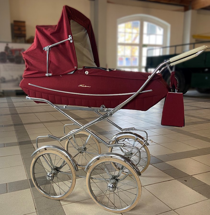 Kinderwagen mit rotem Stoffbezug (Freilichtmuseum Roscheider Hof CC0)