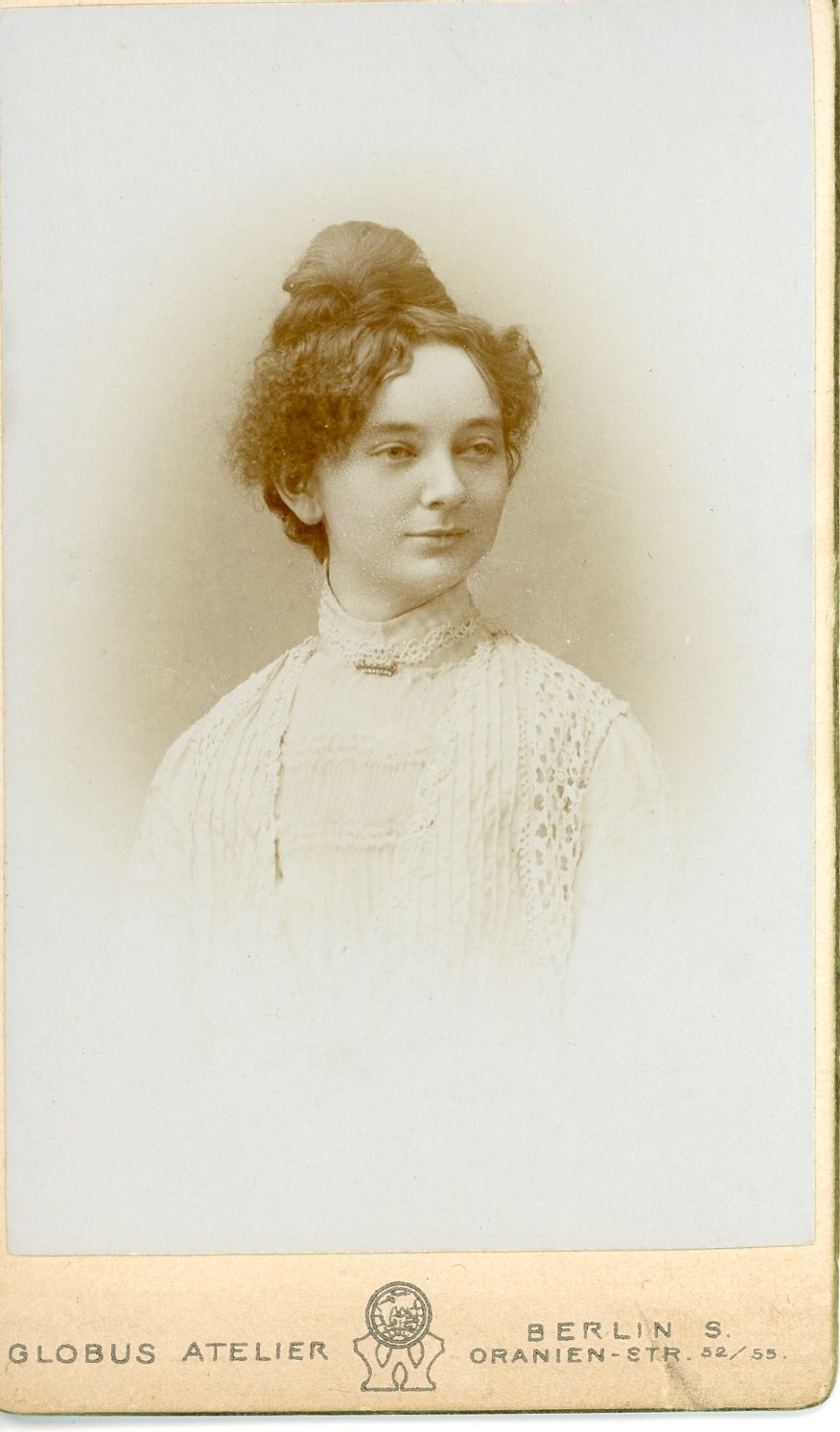 Fotografie einer jungen Frau mit Hochsteckfrisur (Freilichtmuseum Roscheider Hof CC0)