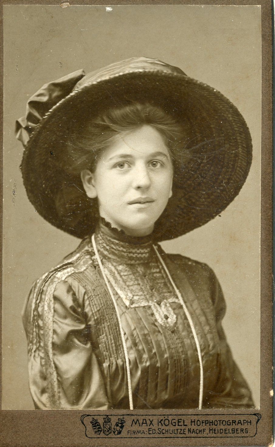 Portrait einer Dame mit großem Hut (Freilichtmuseum Roscheider Hof CC0)