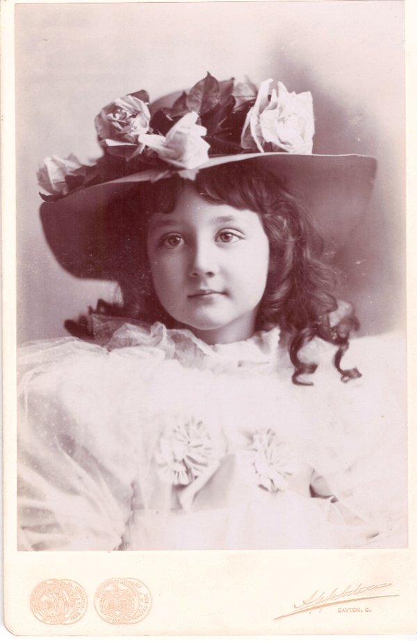 Foto eines kleinen Mädchens mit Blumen am Hut (Freilichtmuseum Roscheider Hof CC0)