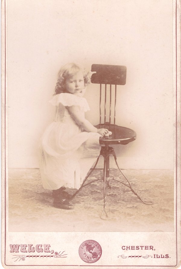 Mädchen im Fotoatelier lehnt an einem Stuhl (Freilichtmuseum Roscheider Hof CC0)