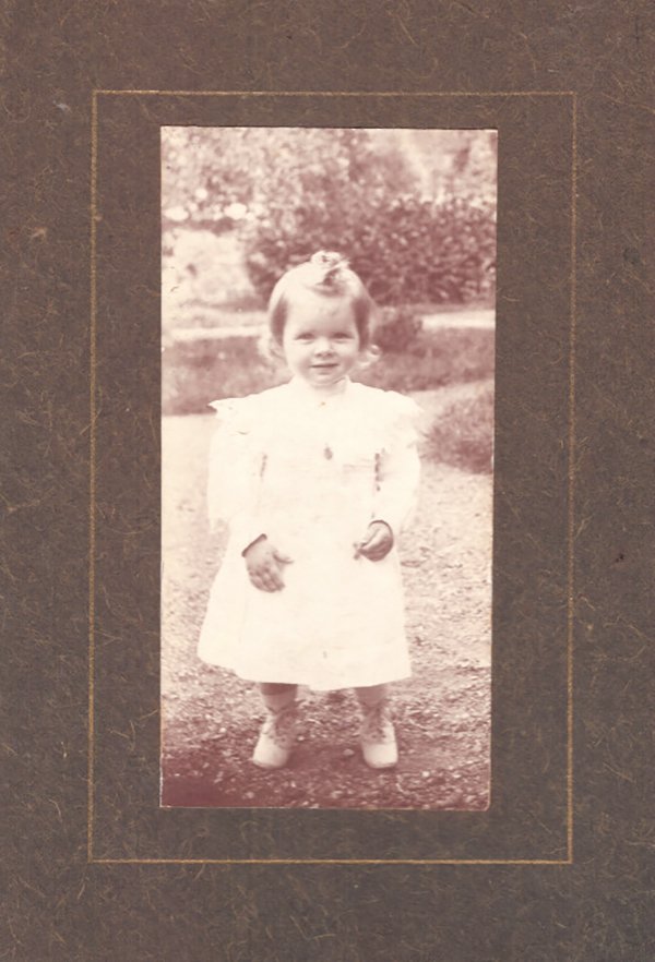 Foto kleines Mädchen im Freien (Freilichtmuseum Roscheider Hof CC0)