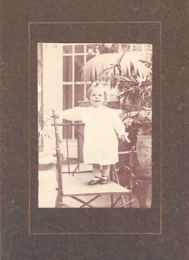 Foto kleine Mädchen auf einem Stuhl stehend (Freilichtmuseum Roscheider Hof CC0)