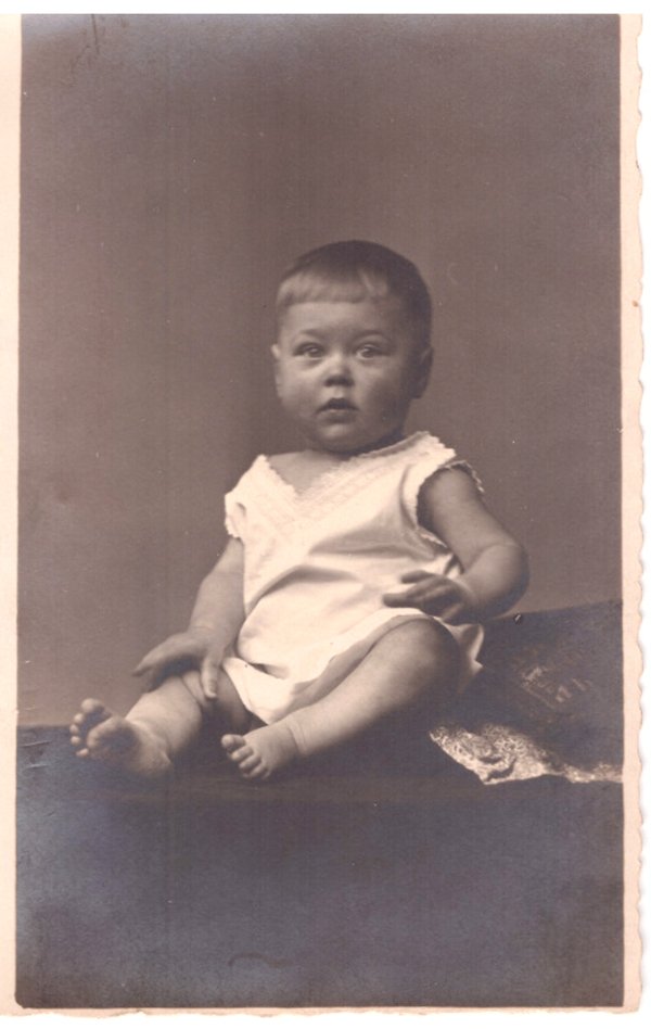Foto kräftiges Kleinkind im Fotoatelier (Freilichtmuseum Roscheider Hof CC0)