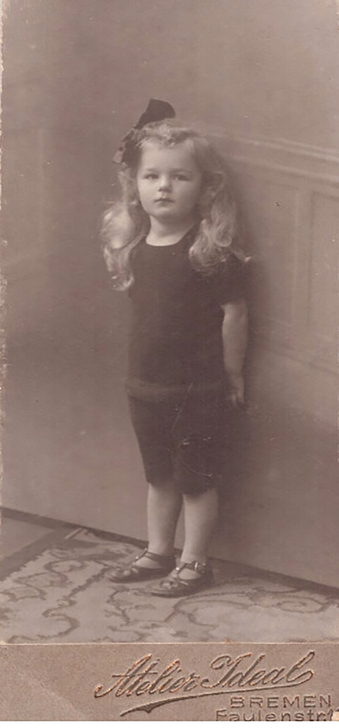 Foto Mädchen mit lockigem Haar (Freilichtmuseum Roscheider Hof CC0)