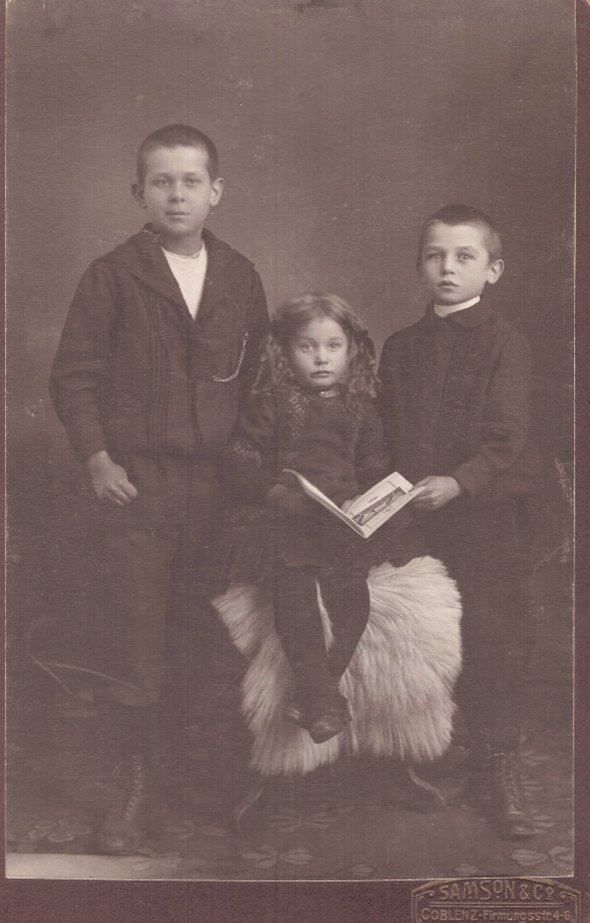 Foto drei Kinder im Fotoatelier (Freilichtmuseum Roscheider Hof CC0)