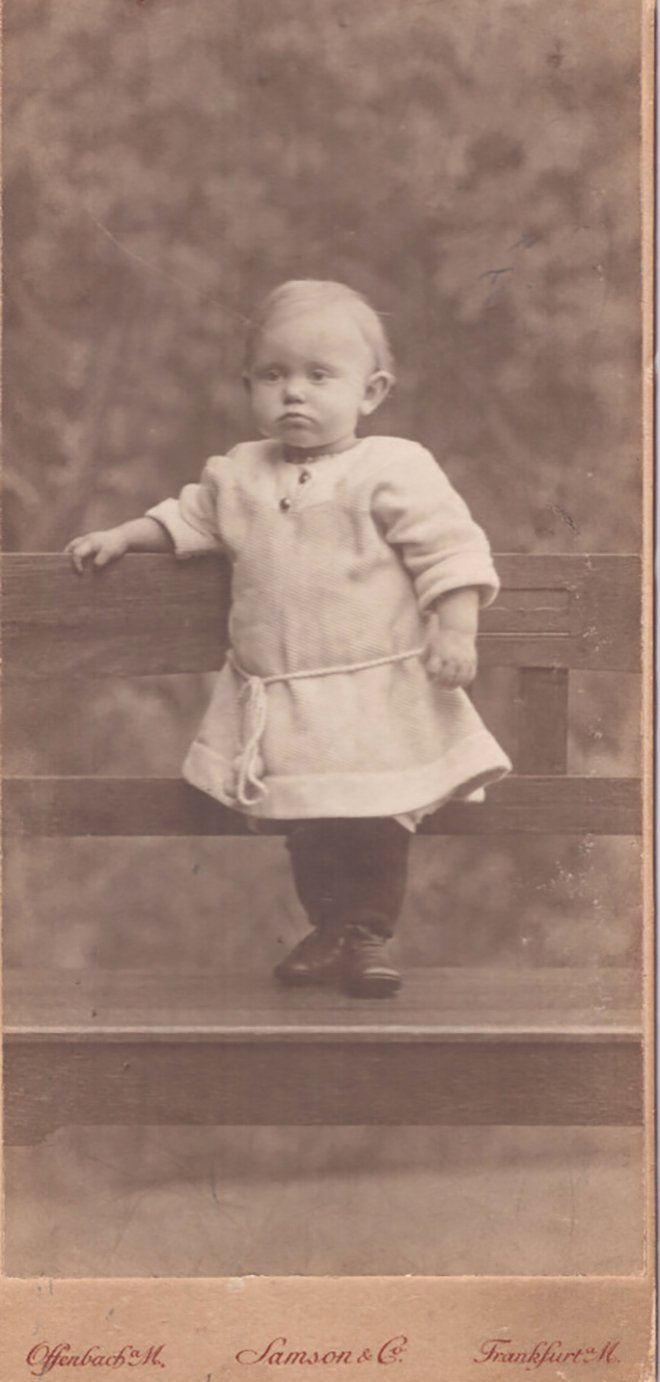 Foto Kleinkind auf einer Bank stehend (Freilichtmuseum Roscheider Hof CC0)