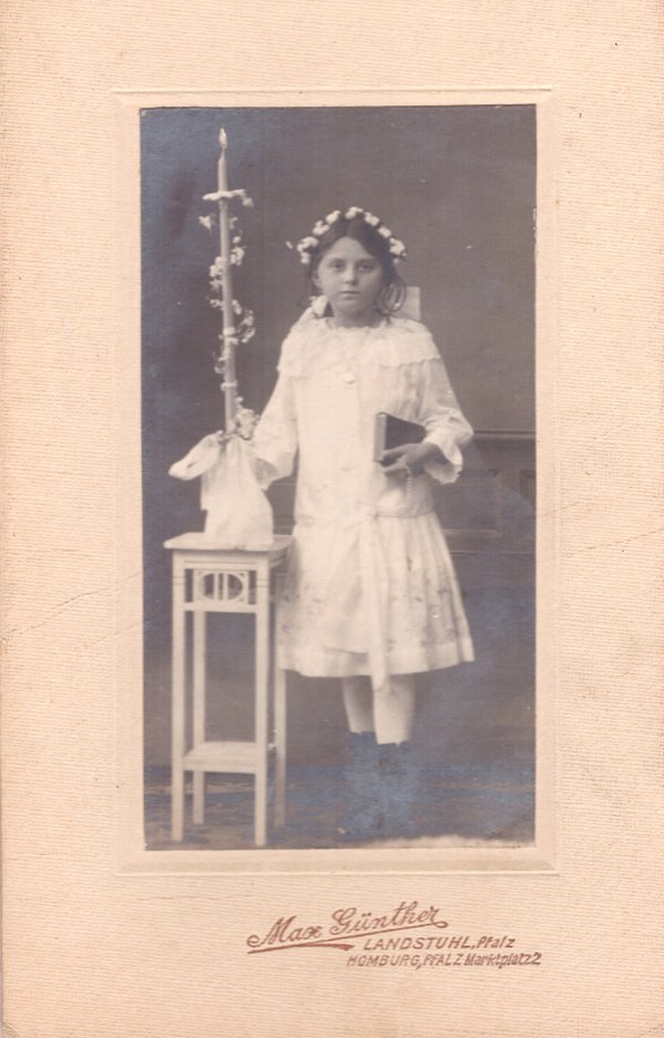 Foto Mädchen im Kommunionskleid (Freilichtmuseum Roscheider Hof CC0)