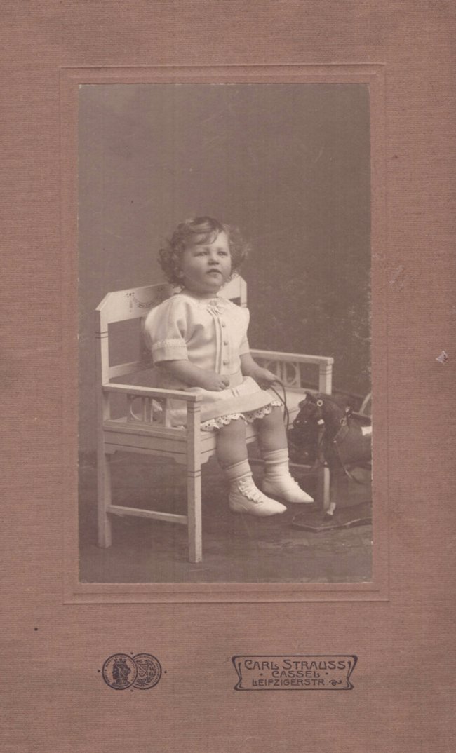 Foto kleines Kind auf einer Bank sitzend (Freilichtmuseum Roscheider Hof CC0)