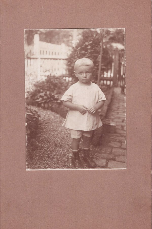 Foto kleines Kind im Garten (Freilichtmuseum Roscheider Hof CC0)
