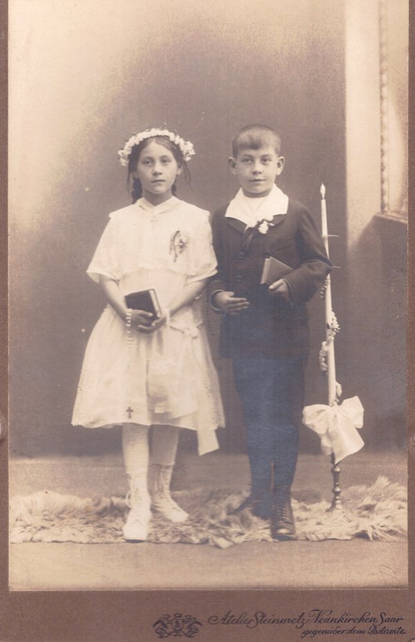 Junge und Mädchen im Kommunionsanzug bzw. -Kleid (Freilichtmuseum Roscheider Hof CC0)