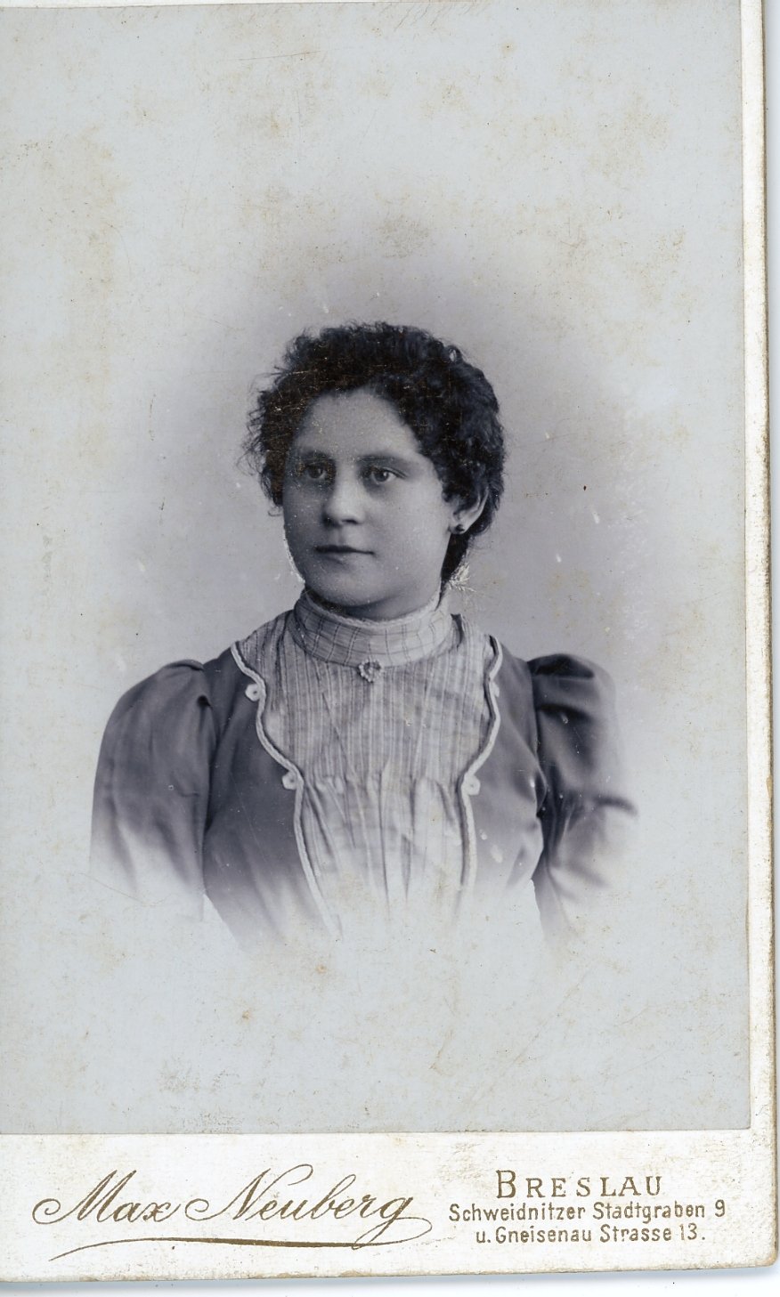 Vignettenaufnahme einer jungen Frau mit krausem Haar (Freilichtmuseum Roscheider Hof CC0)