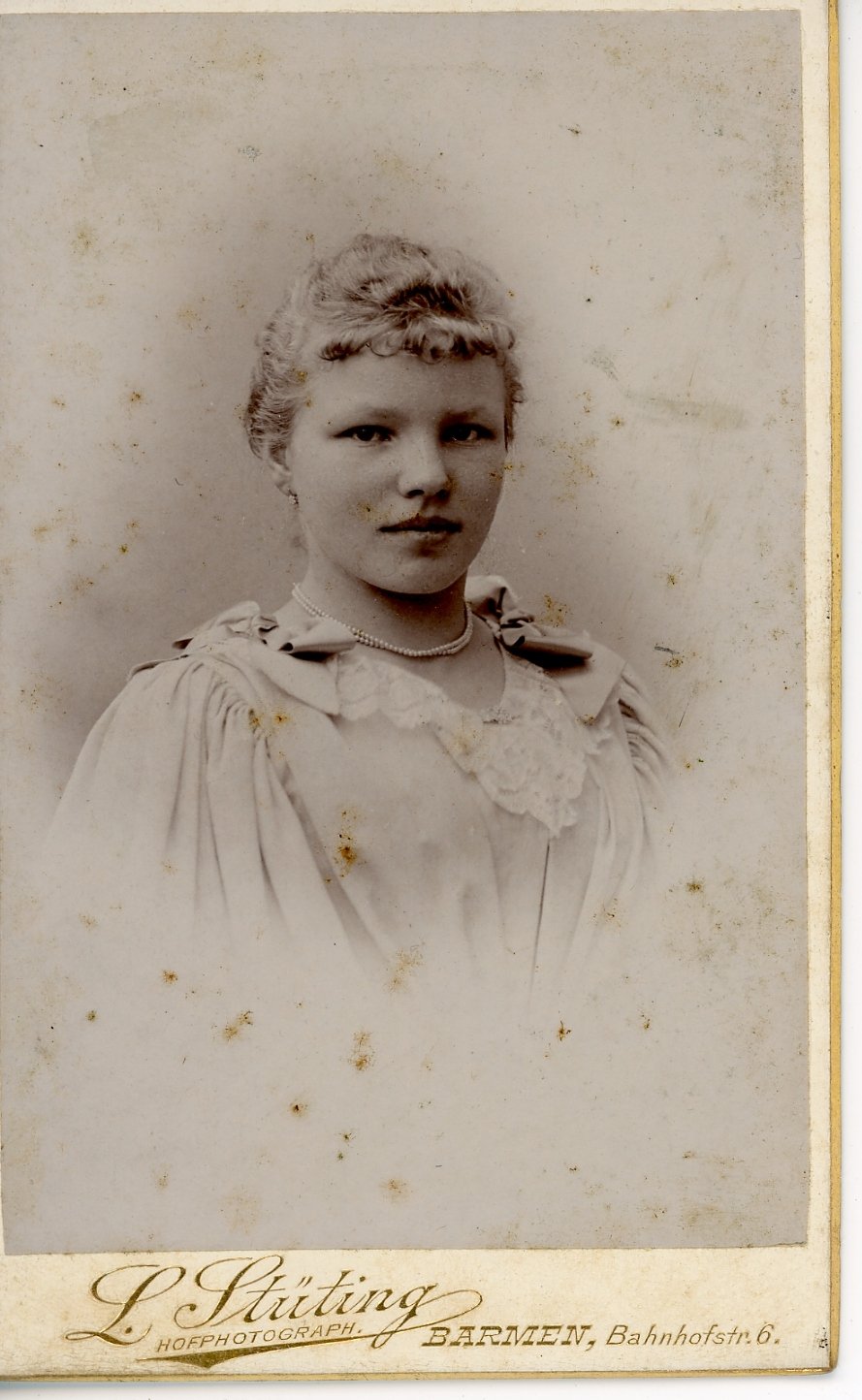 Bild einer sehr jungen Frau mit hellen Haaren (Freilichtmuseum Roscheider Hof CC0)