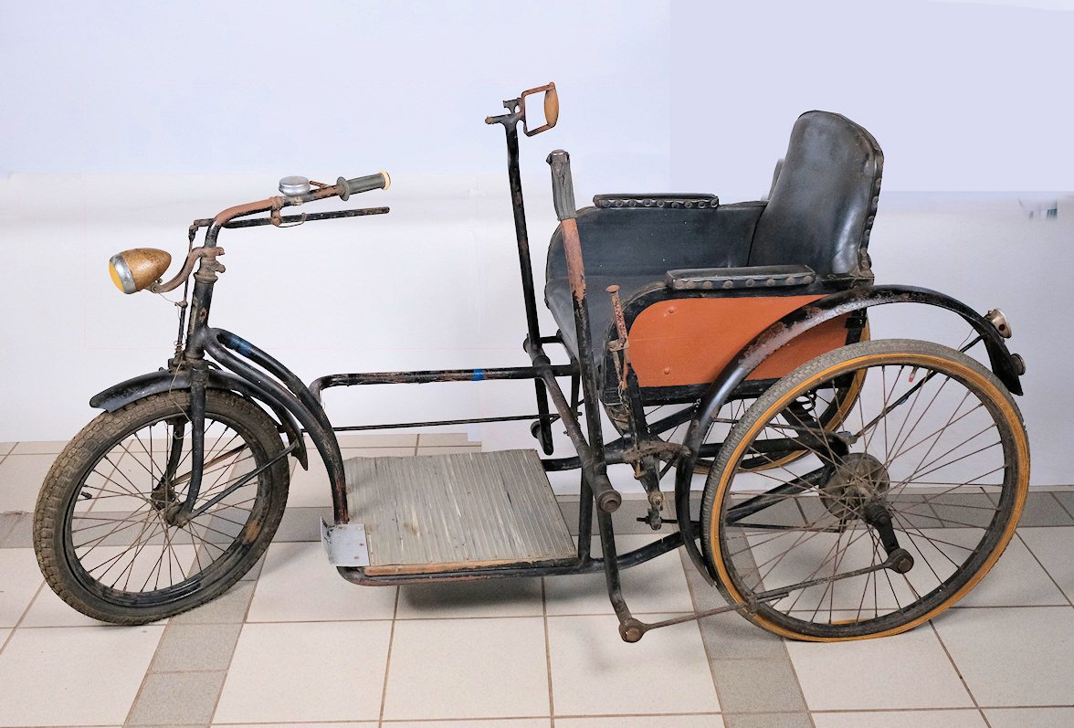 Invalidenfahrstuhl mit manuellem Antrieb (Freilichtmuseum Roscheider Hof CC0)