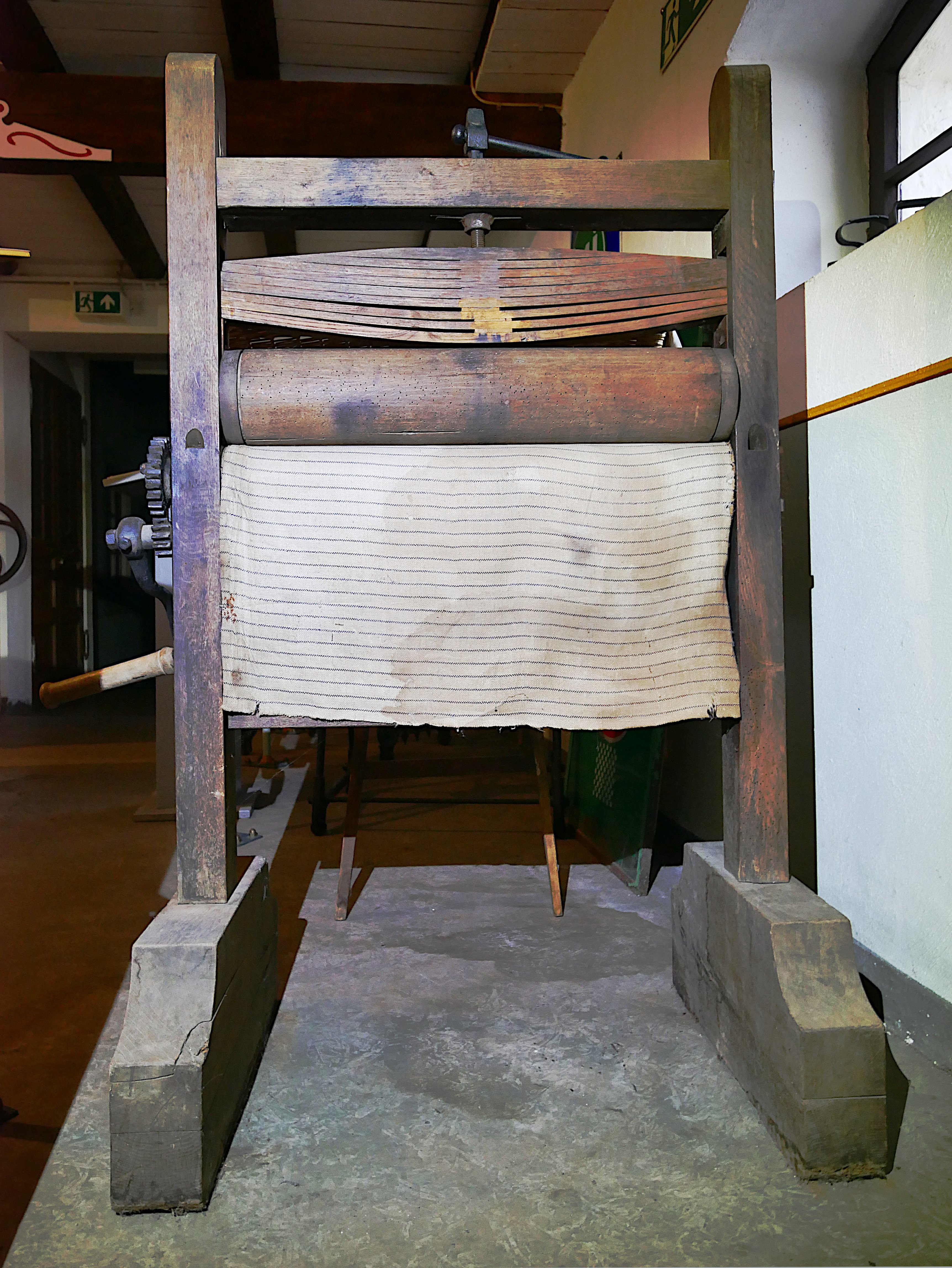 Wringmaschine / Wäschemangel aus Holz (Freilichtmuseum Roscheider Hof CC0)