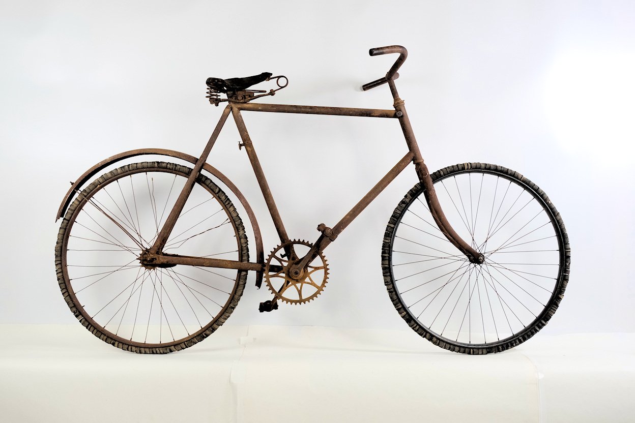 Fahrrad mit Notbereifung (Freilichtmuseum Roscheider Hof CC0)