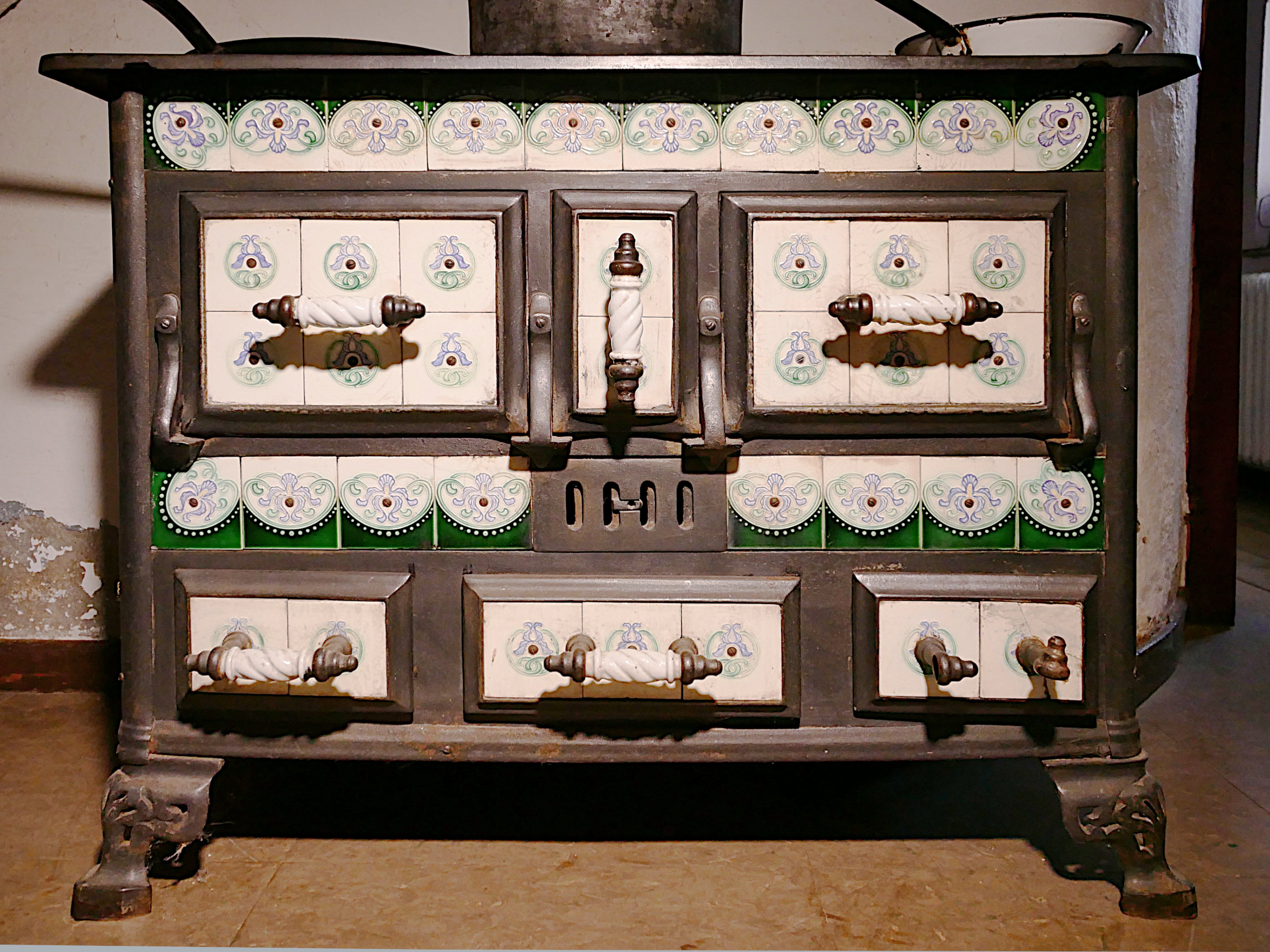 Großer Küchenherd mit Keramikfliesen (Freilichtmuseum Roscheider Hof CC0)