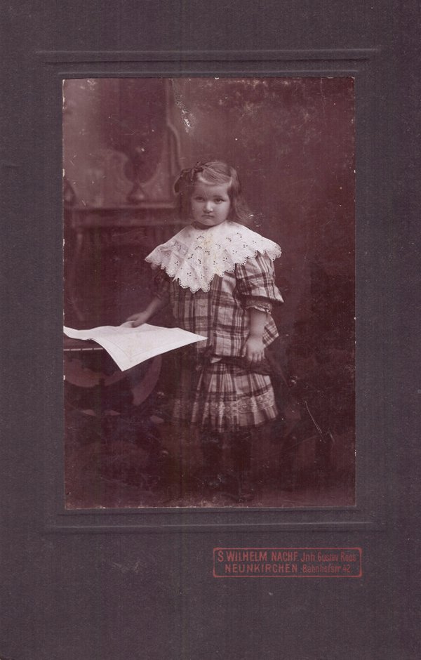 Foto Kind mit Kleid und Spitzenkragen (Freilichtmuseum Roscheider Hof CC0)