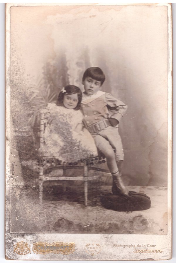 Foto zwei Kinder im Fotoatelier (Freilichtmuseum Roscheider Hof CC0)