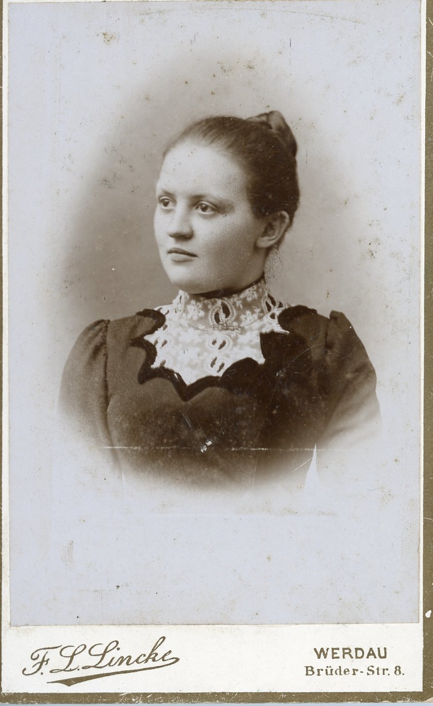 Vignettenaufnahme einer jungen Frau (Freilichtmuseum Roscheider Hof CC0)