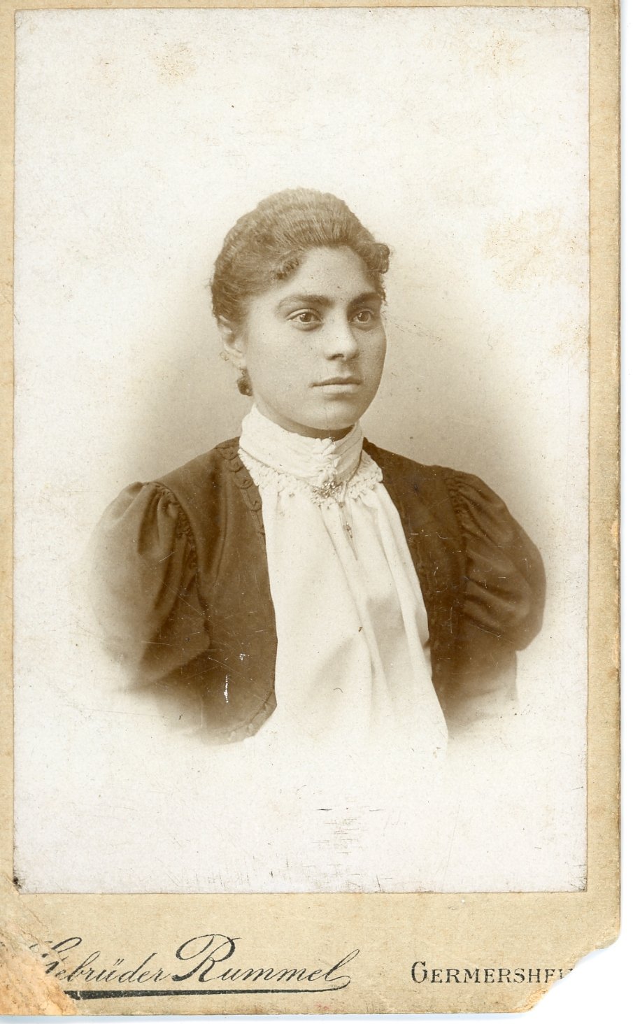 Brustbild einer jungen Frau mit gewellten haaren (Freilichtmuseum Roscheider Hof CC0)