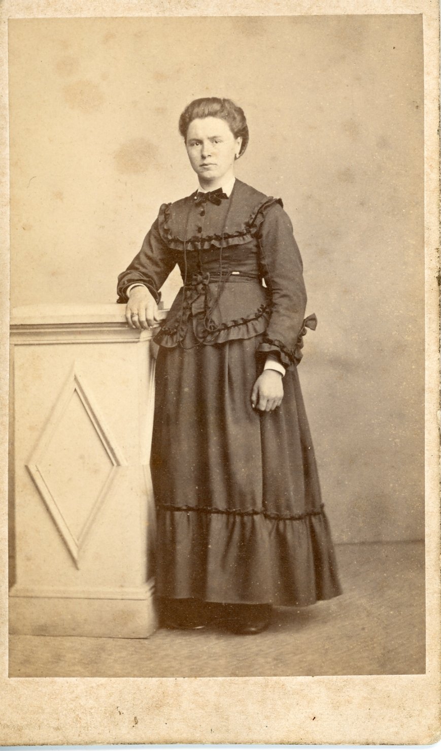 Studiofotografie einer Frau in einem langen Kleid (Freilichtmuseum Roscheider Hof CC0)
