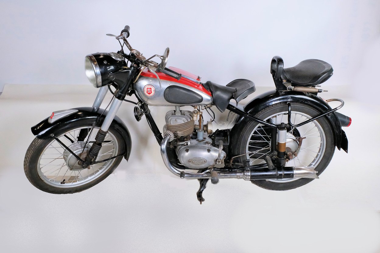 Motorrad Marke Rabeneick (Freilichtmuseum Roscheider Hof CC0)