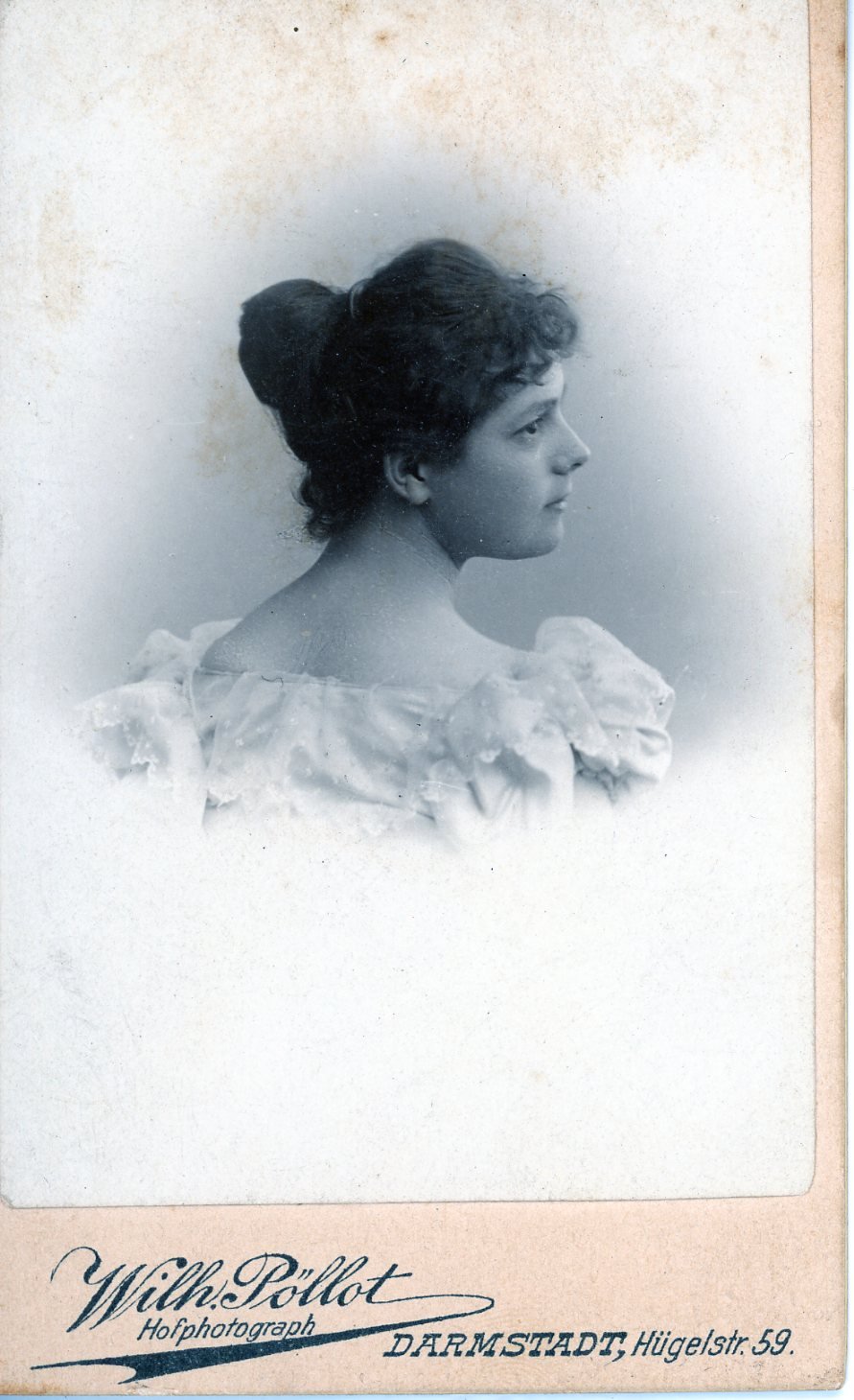Seitliches Porträt/Oberkörperfoto einer jungen Dame (Freilichtmuseum Roscheider Hof CC0)