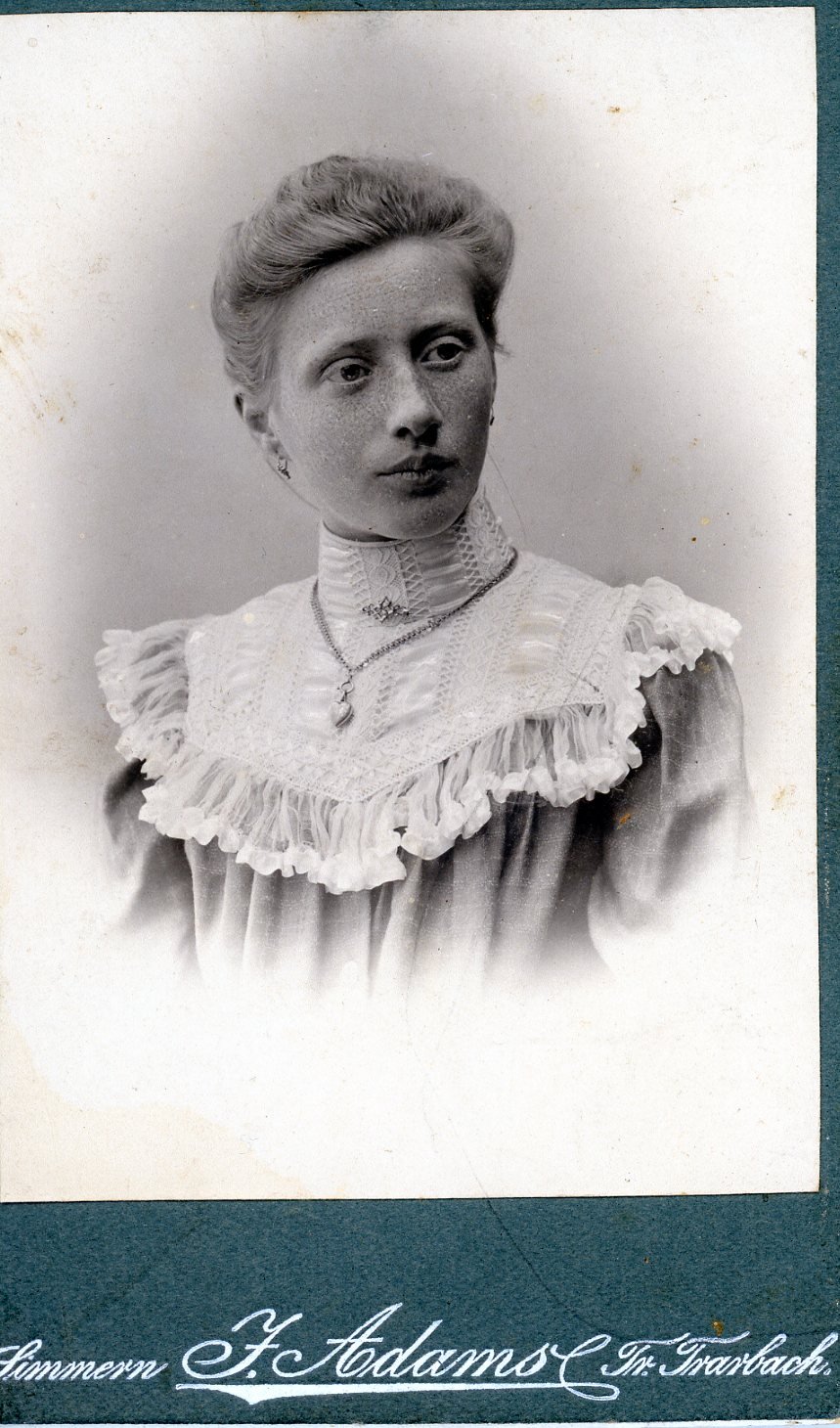 Brustbild einer jungen Dame (Freilichtmuseum Roscheider Hof CC0)