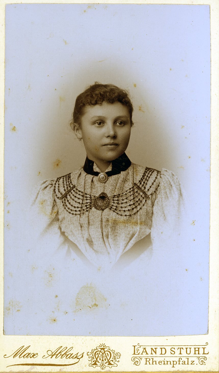 Brustbild eines jungen Mädchens (Freilichtmuseum Roscheider Hof CC0)