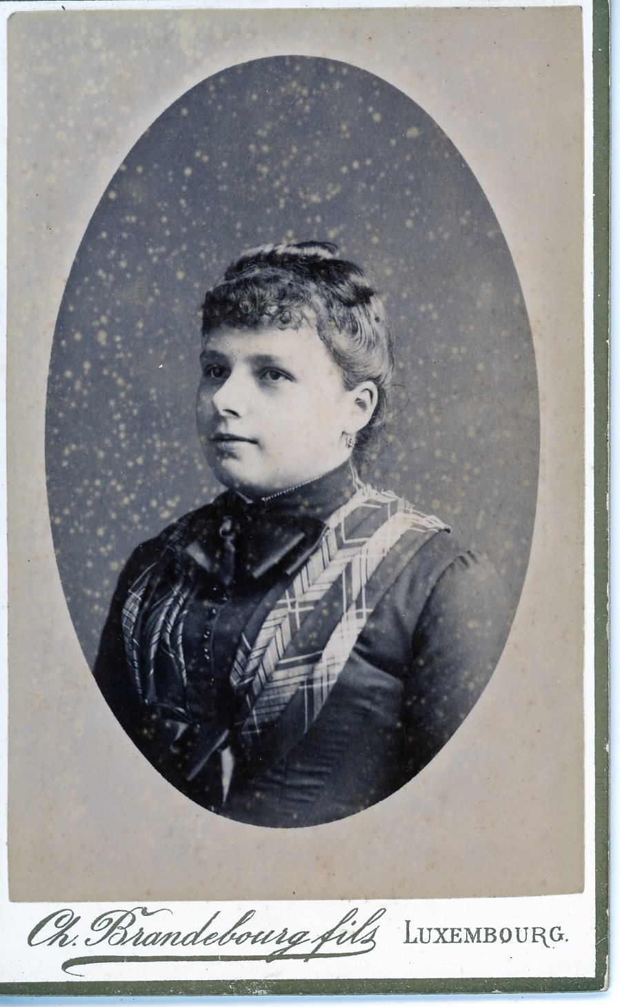 Brustfotografie einer jungen Frau (Freilichtmuseum Roscheider Hof CC0)