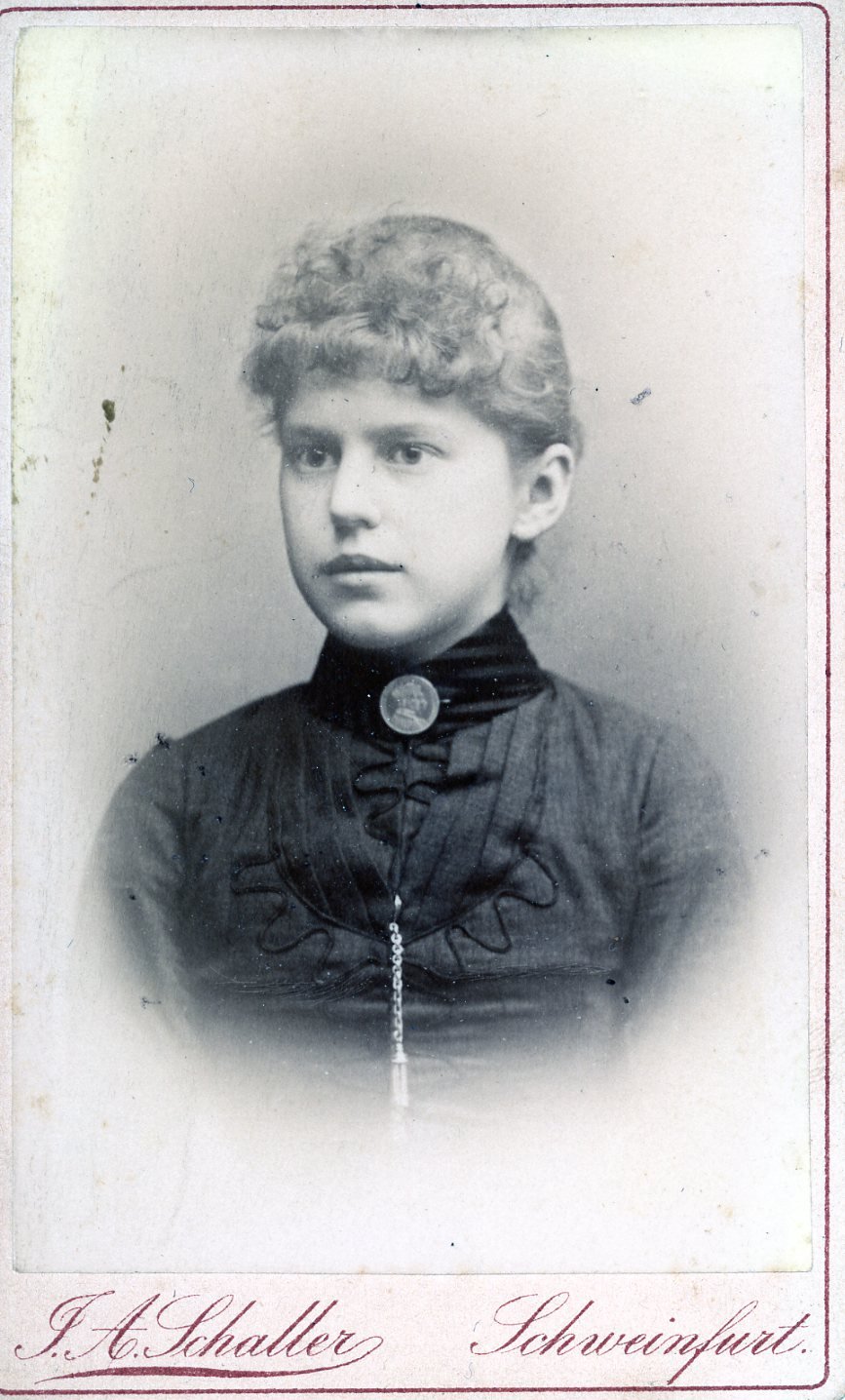 Portraitaufnahme eines jungen Mädchens (Freilichtmuseum Roscheider Hof CC0)