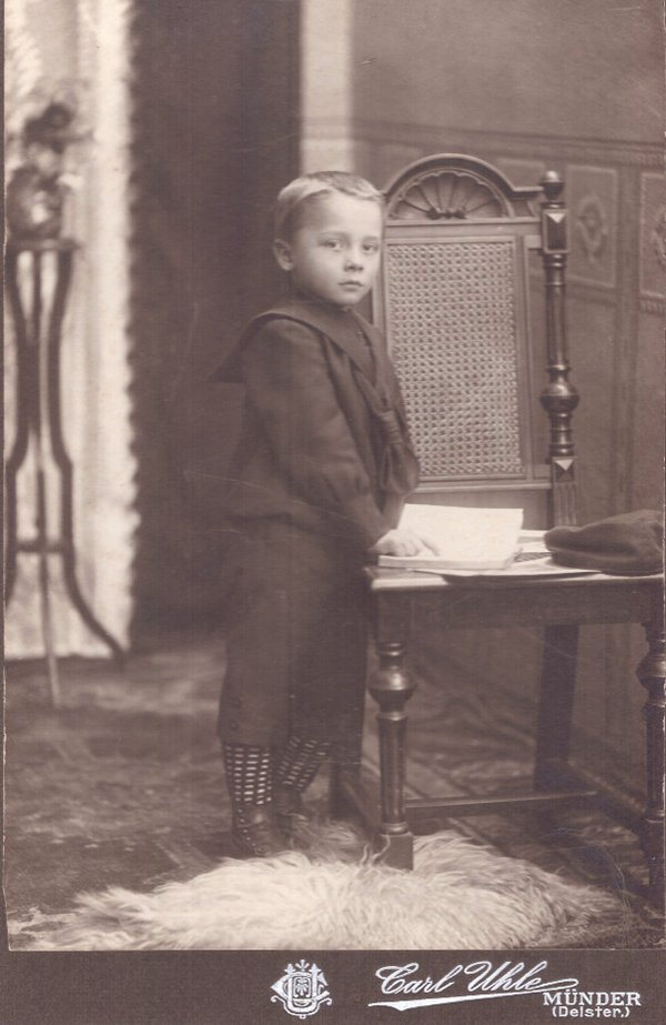 Foto Junge auf einen Stuhl gestützt (Freilichtmuseum Roscheider Hof CC0)