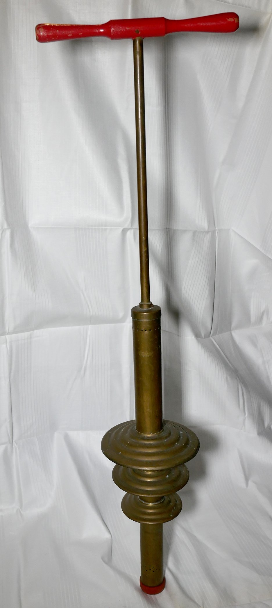 Wäschestampfer mit Pumpe (Freilichtmuseum Roscheider Hof CC0)