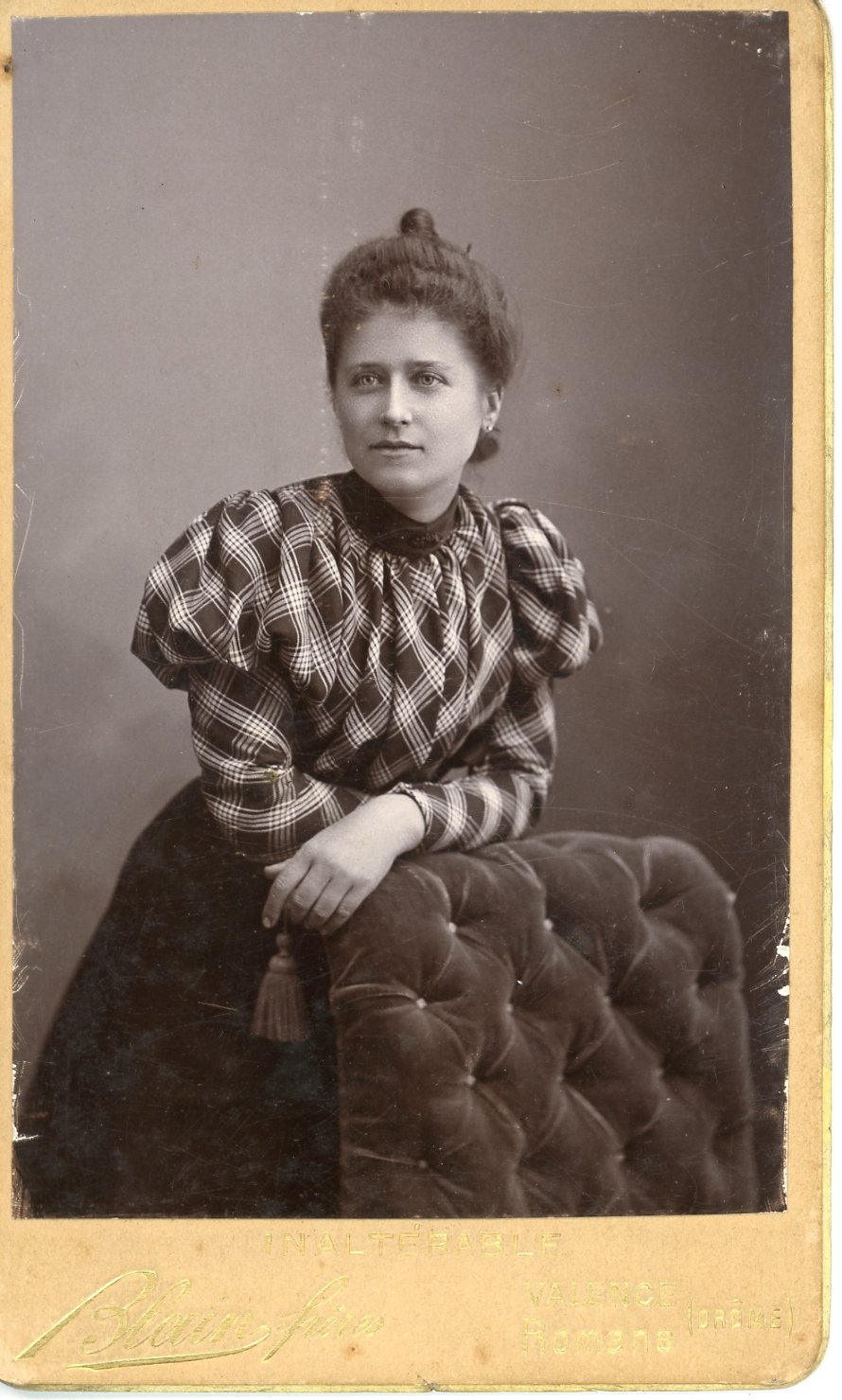 Studiofotografie einer Frau mit welligen Haaren (Freilichtmuseum Roscheider Hof CC0)