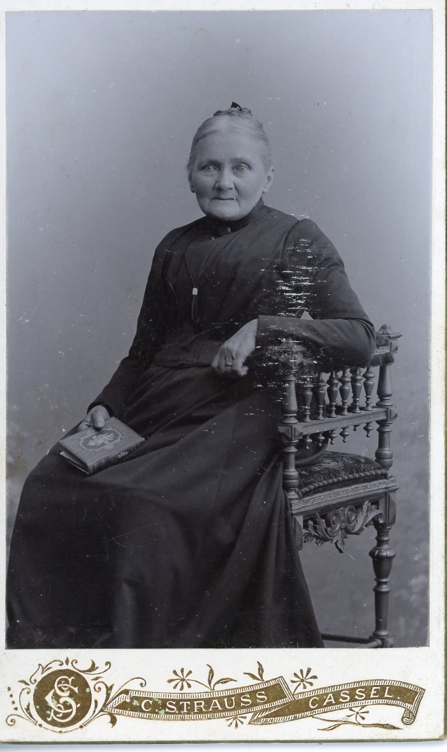 Studiofotografie einer älteren Frau (Freilichtmuseum Roscheider Hof CC0)