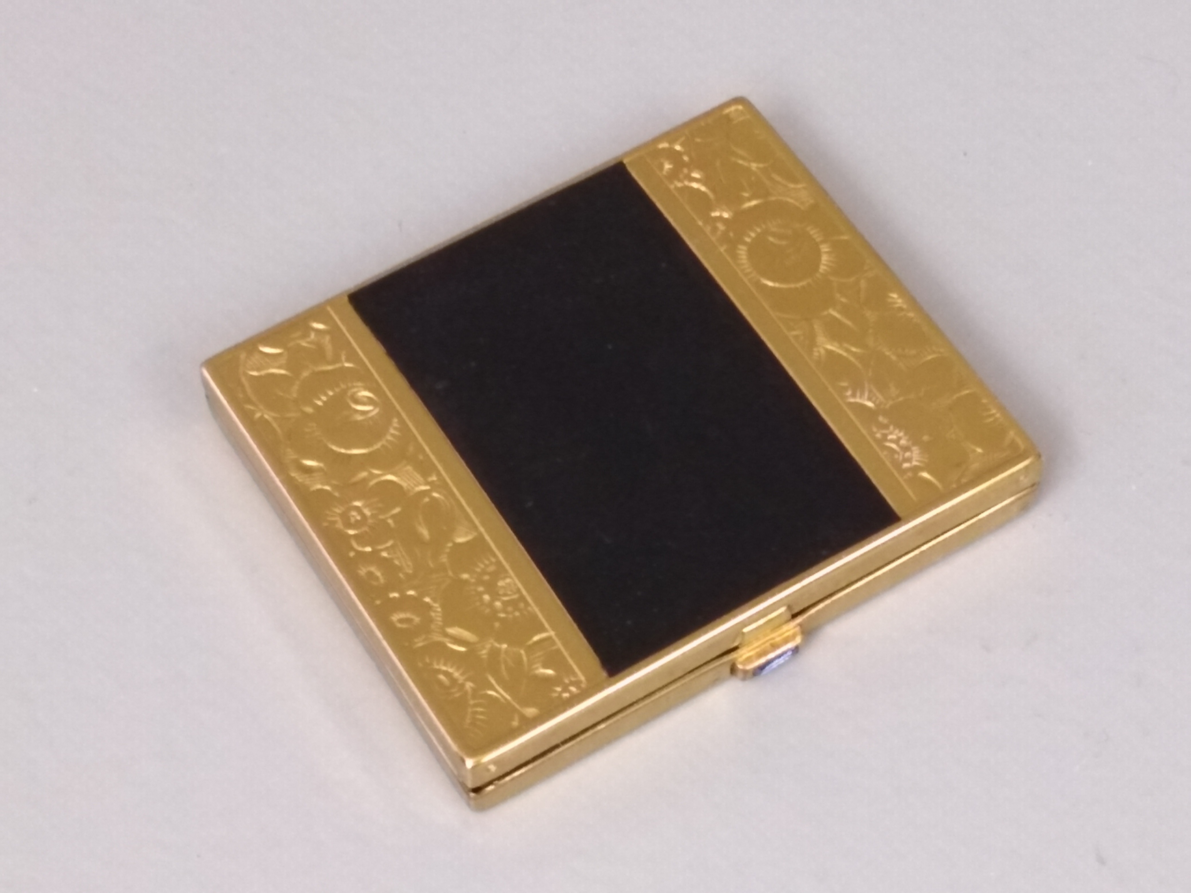 Puderdose, klein, schwarz/gold mit Netzmuster und Lapis-Imitation (Industriedenkmal Jakob Bengel CC BY-NC-SA)