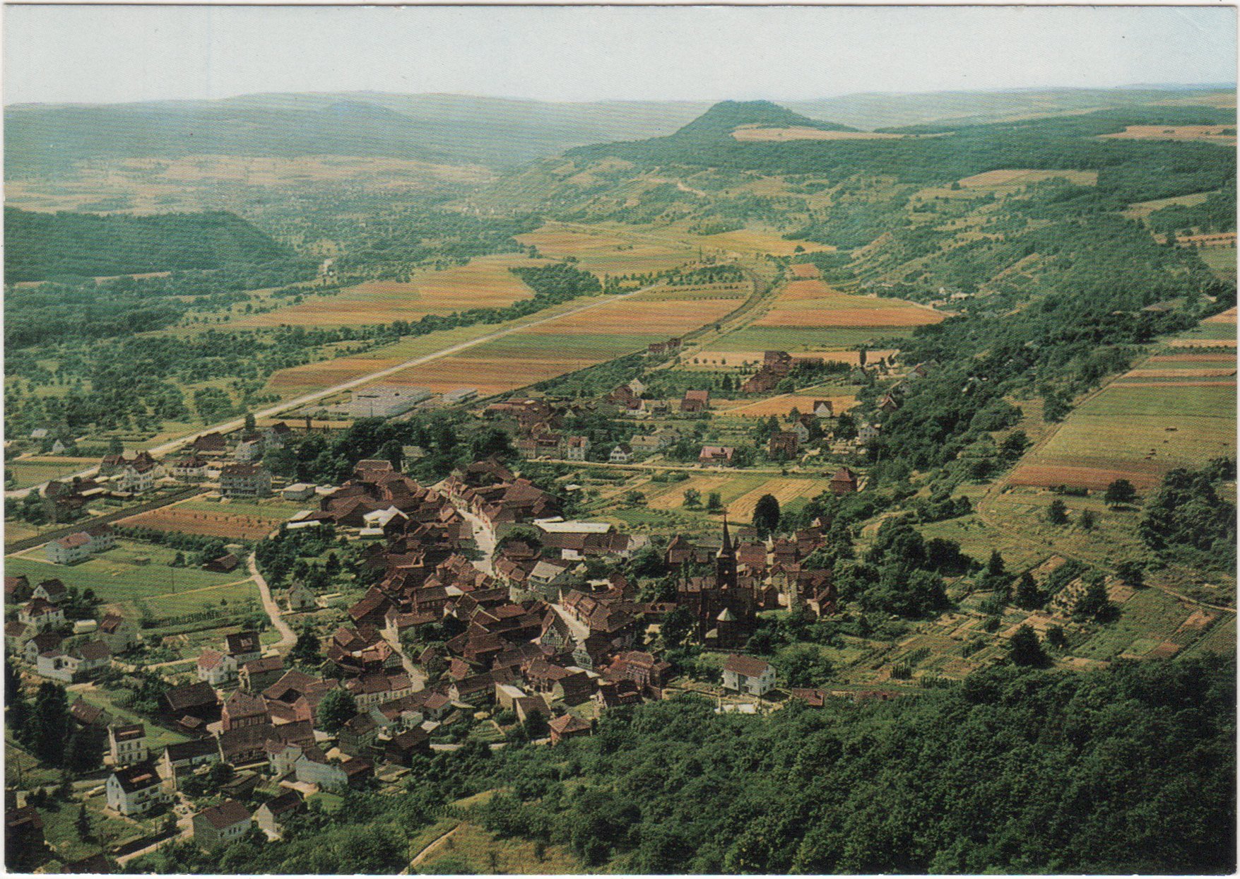 Blick vom Reisberg ins Ahrtal auf Landskron (Cekade CC BY-NC-SA)