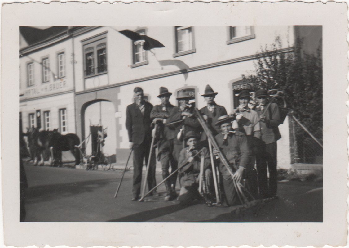 Männergruppe stellte sich für den Festzug zum Oktoberfest 1937 vor Pension Lorscheid auf (Heimatarchiv Bad Bodendorf CC BY-NC-SA)