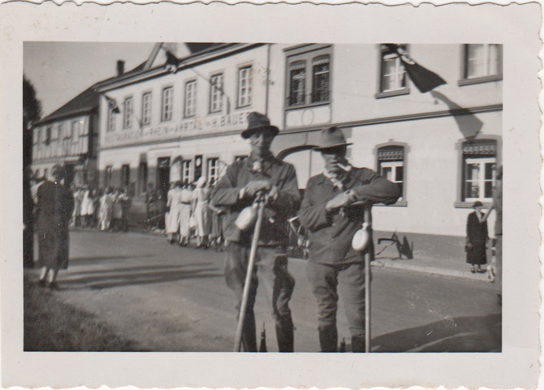 Zwei Männer stellten sich für den Festzug zum Oktoberfest 1937 vor Pension Lorscheid auf (Heimatarchiv Bad Bodendorf CC BY-NC-SA)