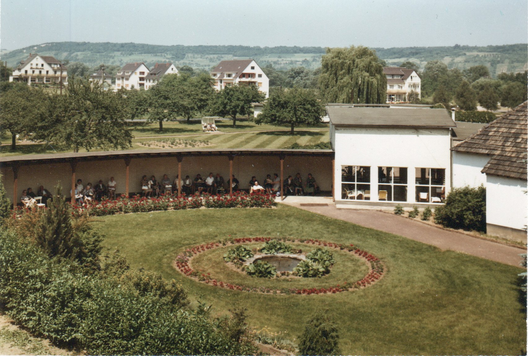Druckvorlage für Ansichtskarte "Kleiner Kurgarten mit Wandelgang und Trinkhalle" (Heimatarchiv Bad Bodendorf CC BY-NC-SA)