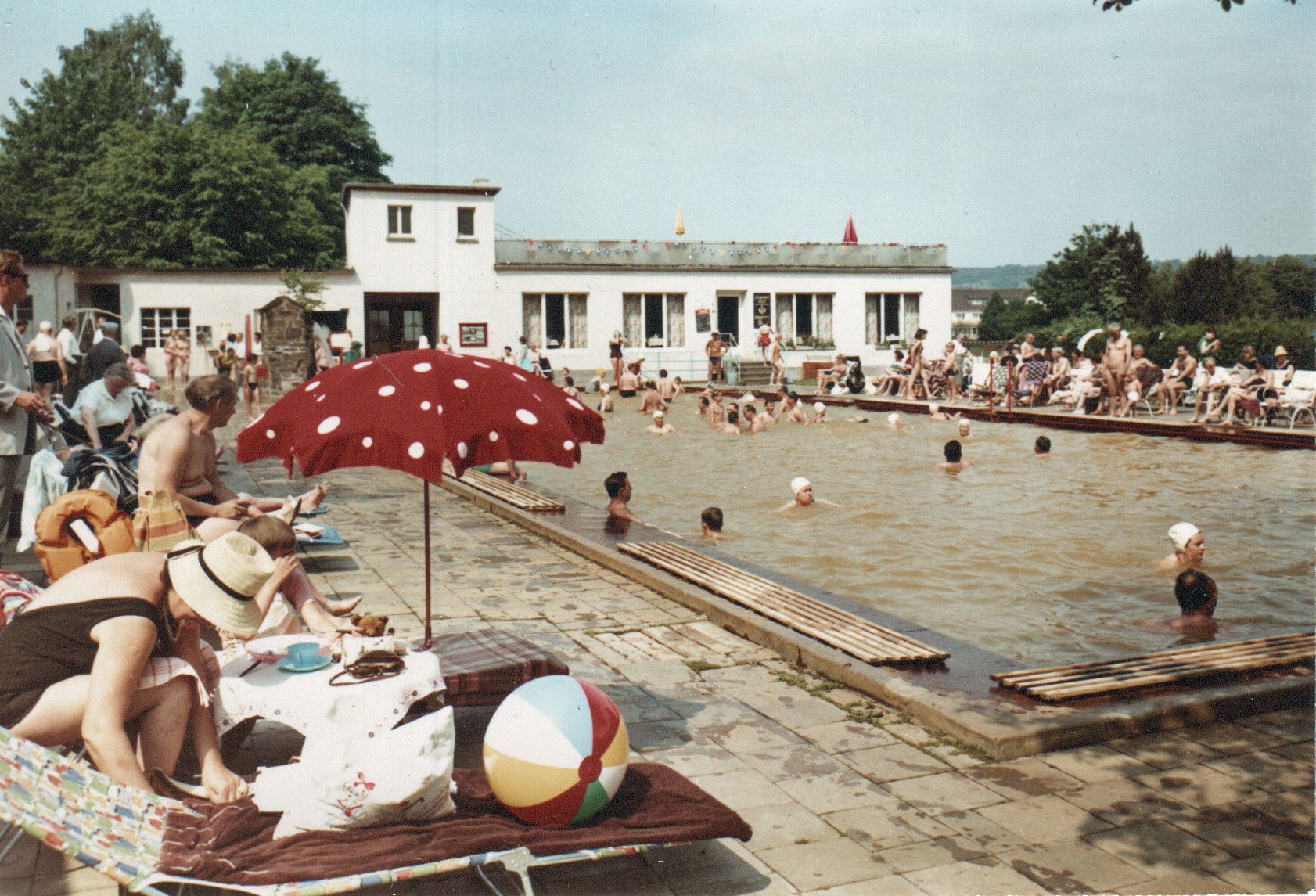 Druckvorlage für Ansichtskarte "Blick über das Schwimmbad zum Eingangsbereich und Schwimmbadcafé" (Schöning & Co, Lübeck CC BY-NC-SA)