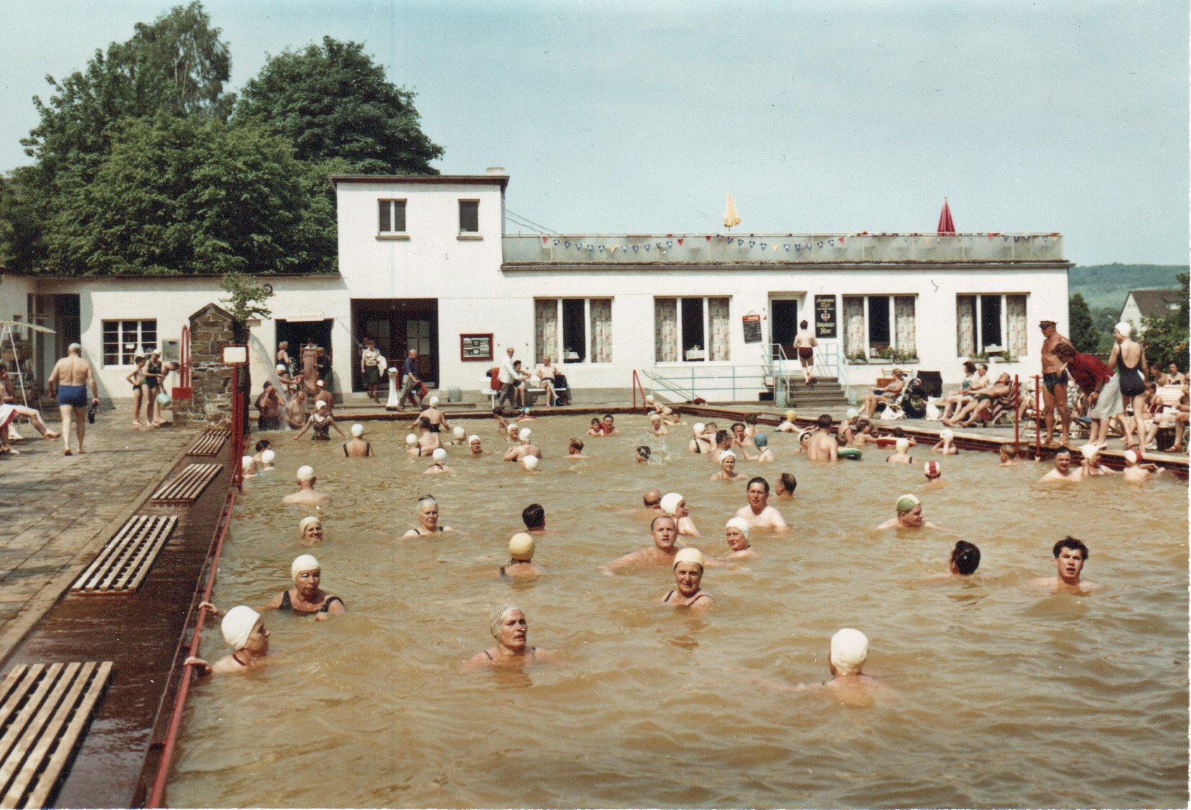 Druckvorlage für Ansichtskarte "Blick über das Schwimmbad zum Eingangsbereich und Schwimmbadcafé" 1964 (Schöning & Co, Lübeck CC BY-NC-SA)