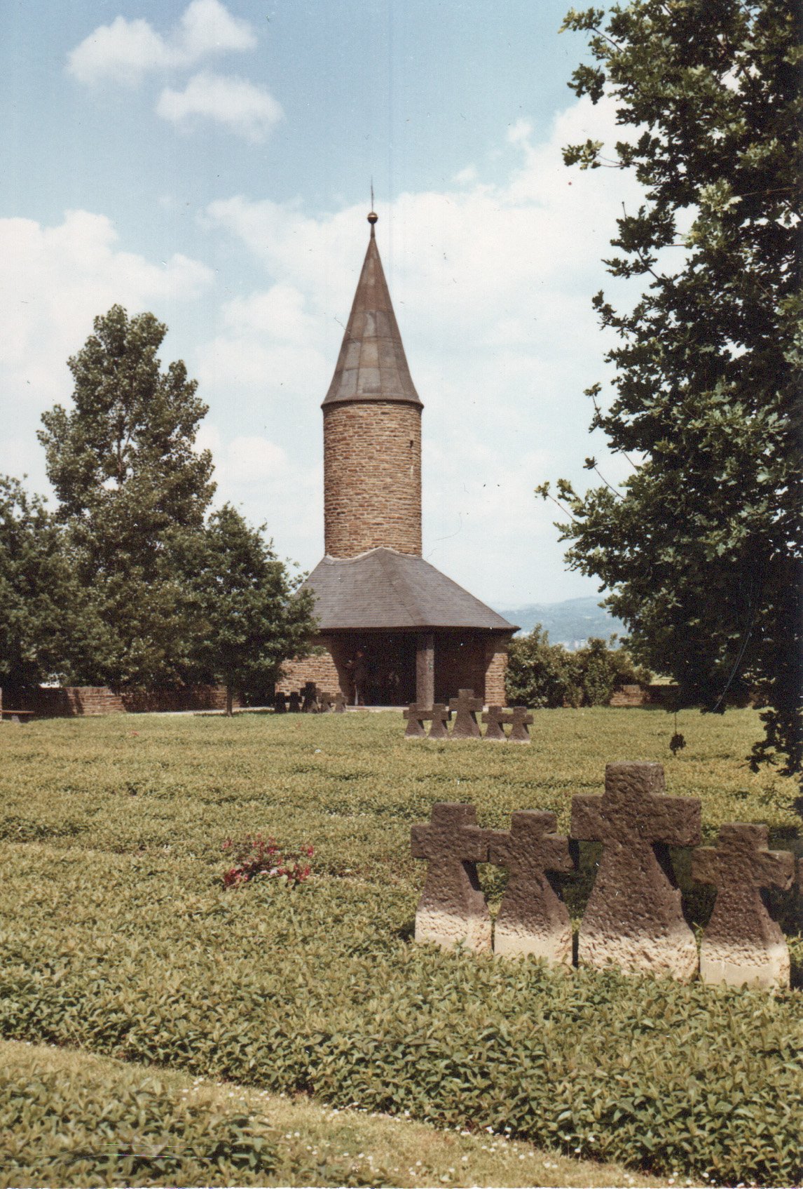 Blick über den Ehrenfriedhof Bad Bodendorf zur Eingangsbereich (Heimatarchiv Bad Bodendorf CC BY-NC-SA)
