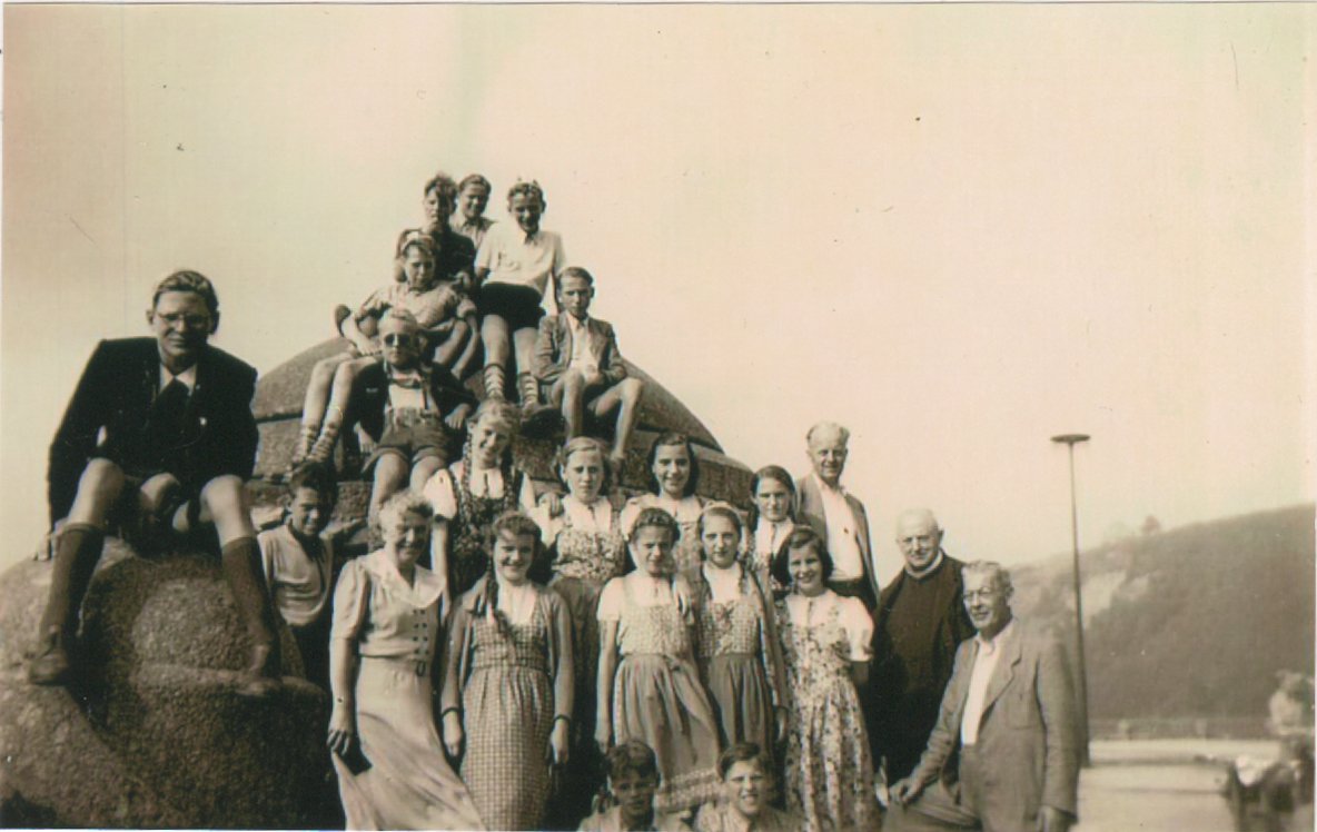 Gruppenfoto am Deutschen Eck zum Schulentlassungsausflug 1952 der Volksschule Bodendorf (Heimatarchiv Bad Bodendorf CC BY-NC-SA)