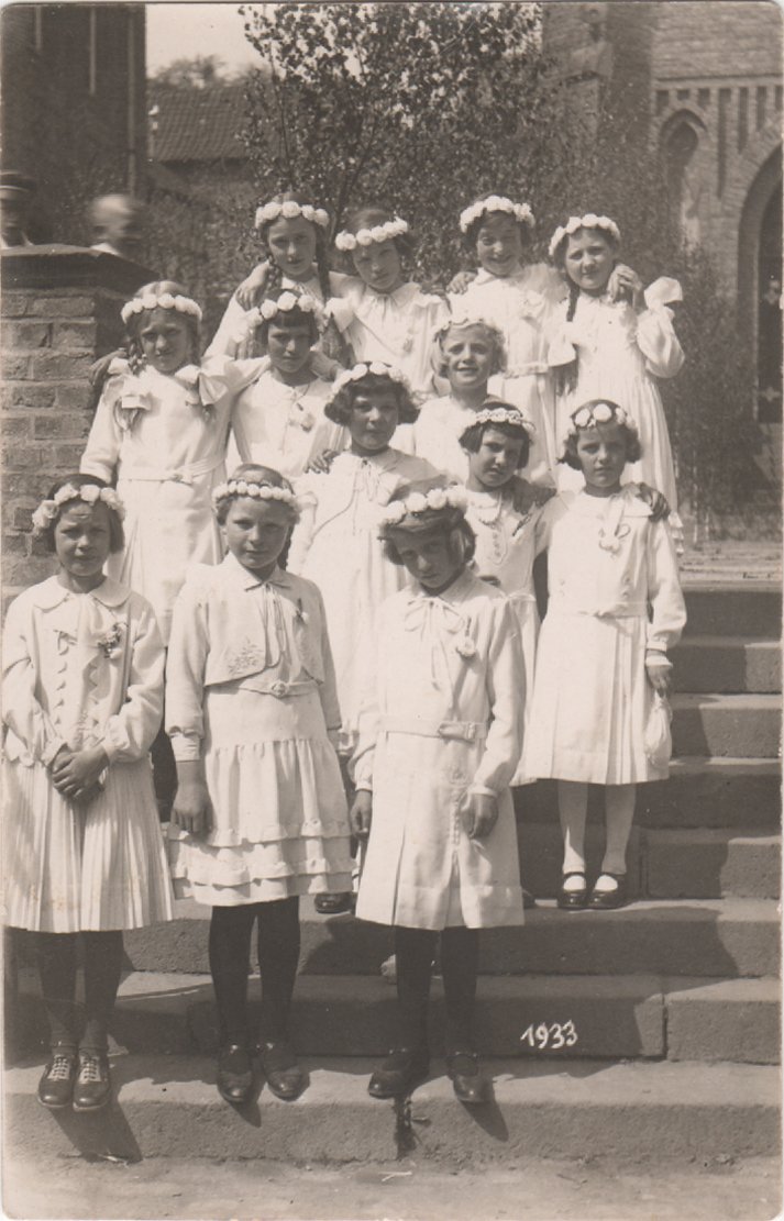 Gruppenbild der Mädchen der Kommuniongruppe 1933 auf dem Aufgang zur Kirche Bad Bodendorf (Heimatarchiv Bad Bodendorf CC BY-NC-SA)
