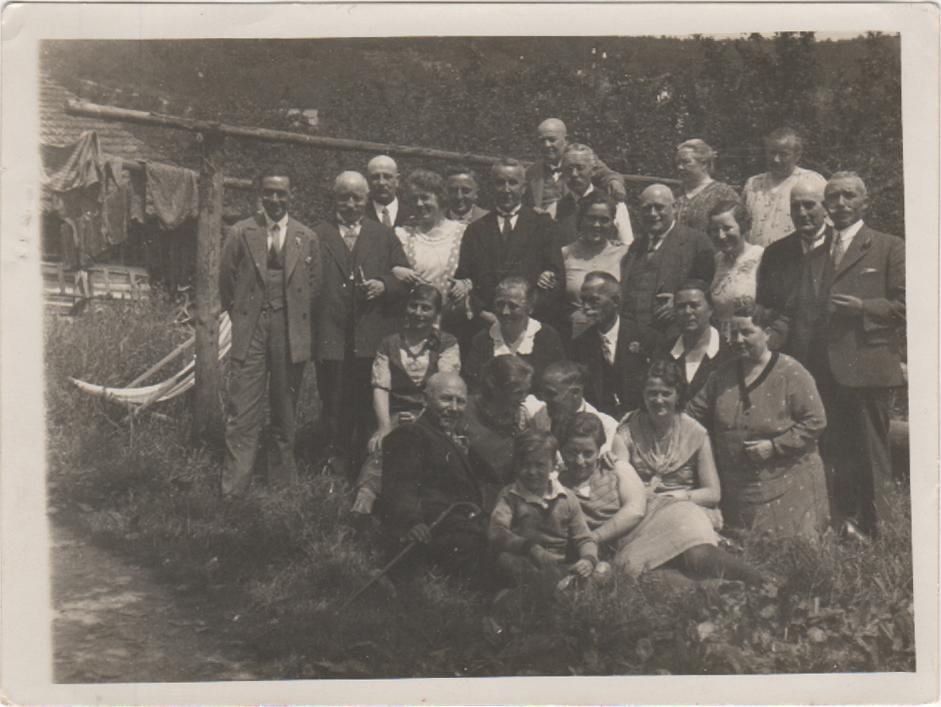 Gäste der Pension Lorscheid aus dem Jahr 1928 postieren im Garten vor den Teppichstangen (Heimatarchiv Bad Bodendorf CC BY-NC-SA)