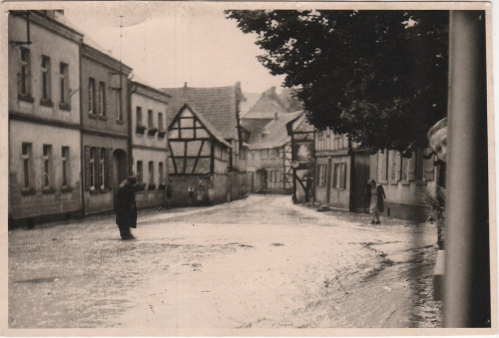 Überflutung der Hauptstraße 1946 nach Starkregen (Jupp Schuld CC BY-NC-SA)