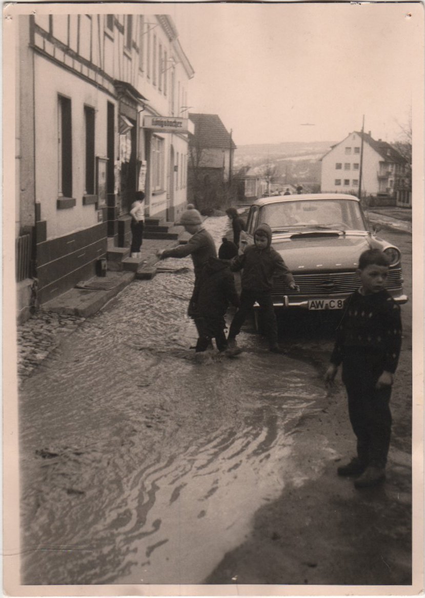 Überflutung der Hauptstraße nach Starkregen 1951 (Jupp Schuld CC BY-NC-SA)