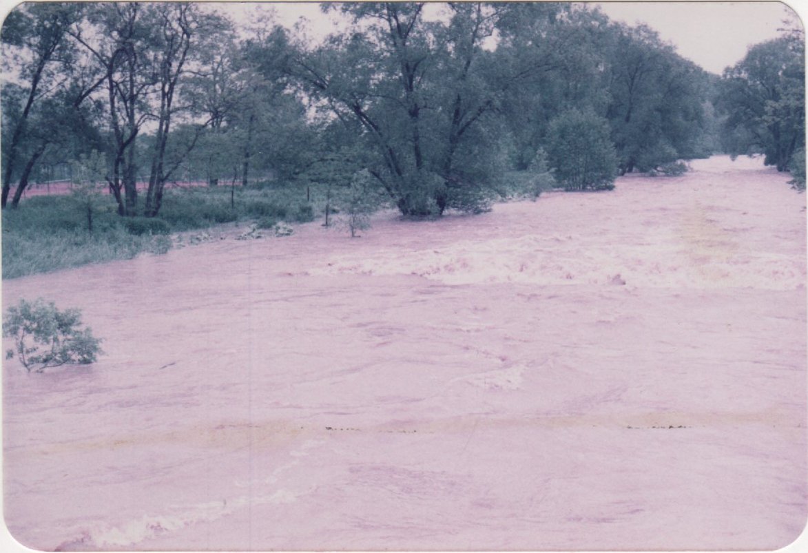 Hochwasser an der Ahr im Juni 1983 von der Ahrbrücke aus aufgenommen (Heimatarchiv Bad Bodendorf CC BY-NC-SA)